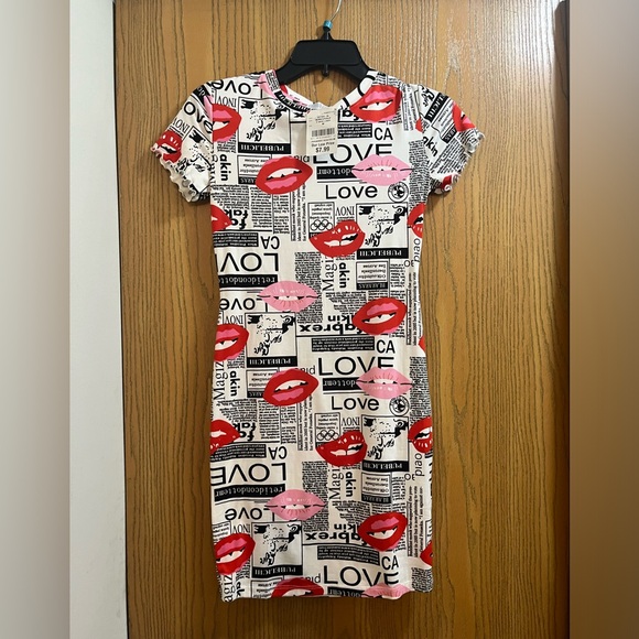 Newspaper and Lips Dress - Picture 2 of 5